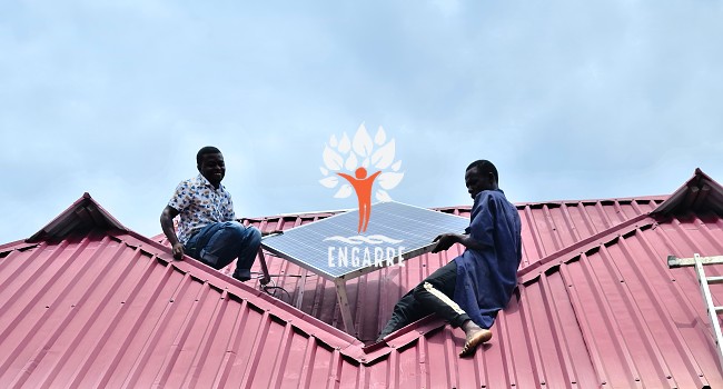 muži v Afrike inštalujú solárny panel