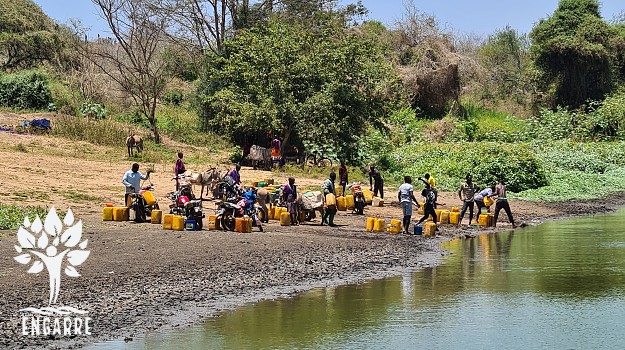 ľudia získavajú vodu z miestneho jazera v Tanzánii
