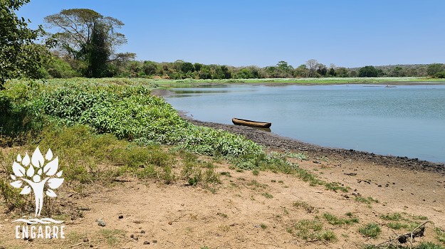 loďka na jazere v tanzánii