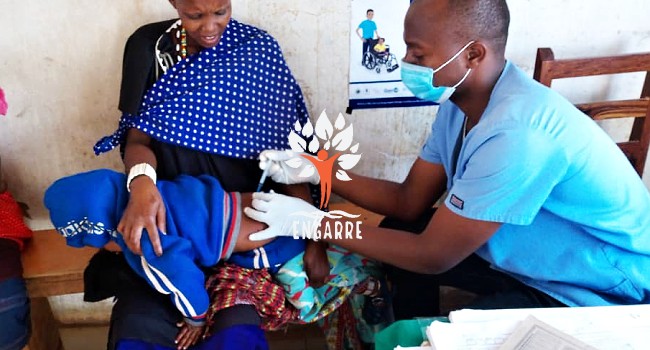 africké dieťa dostáva injekciu