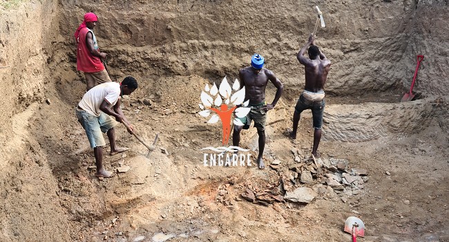 africans at work, digging