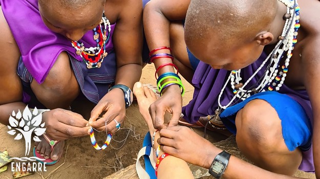 maasai women making jewelry for mzungu
