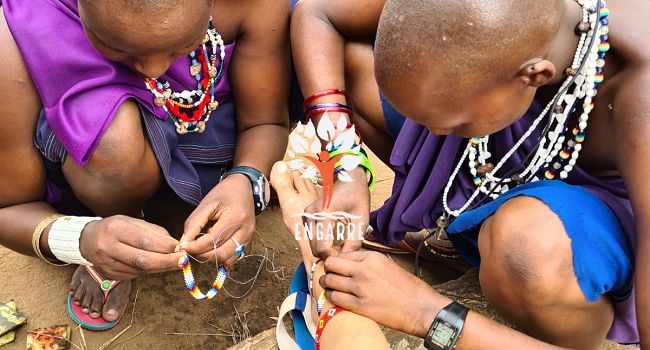 masaii women hand making jewelry