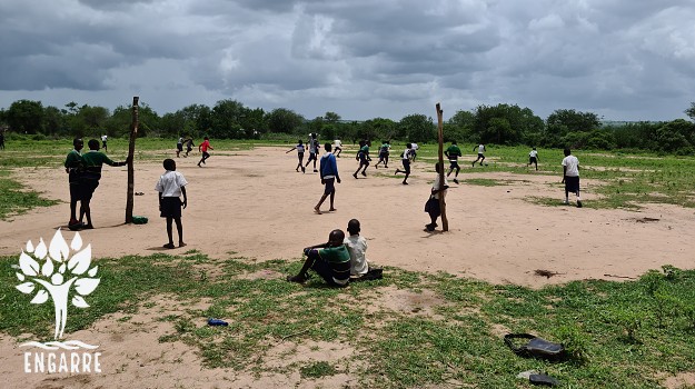 deti v Tanzánii hrajú futbal