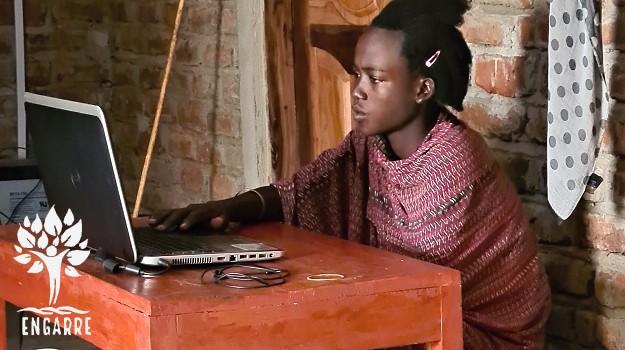 masajský chlapec sa zoznamuje s počítačom