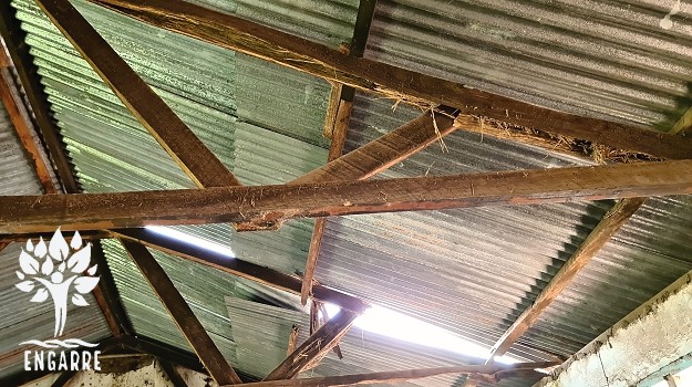 spráchnivené drevené trámy na streche v Afrike