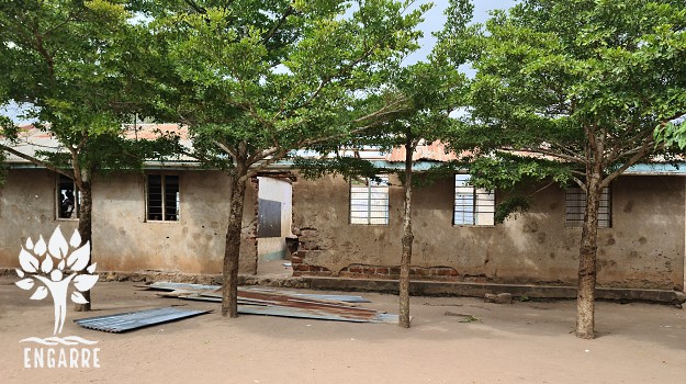 základná škola v Tanzánii bez strechy