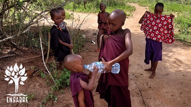 masai children drinking water
