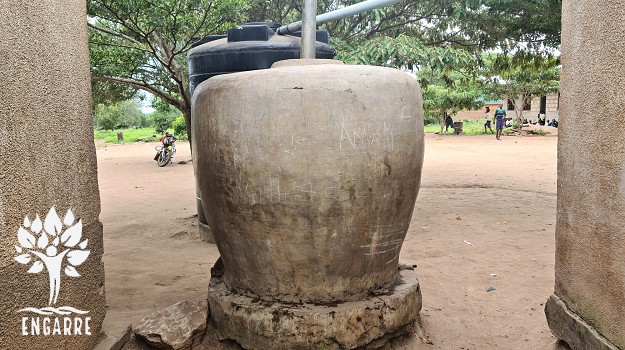 betónová nádrž na vodu v Tanzánii