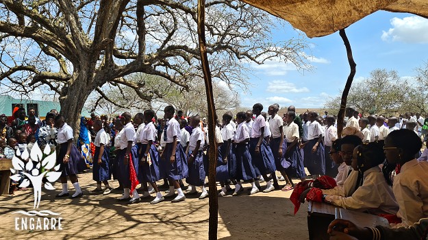 Prezentácia študentov na konci školského roka v Tanzánii