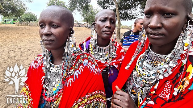Masajské ženy nachystané na oslavu v Tanzánii