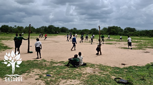 Deti hrajúce futbal v Tanzánii