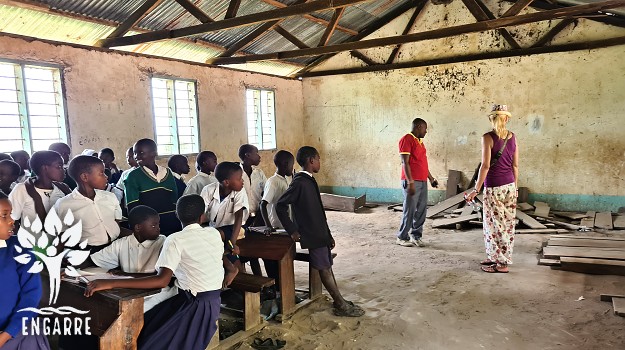 rozbitá časť strechy v škole v Tanzánii