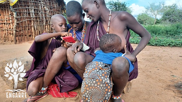Maasai women with a smart phone