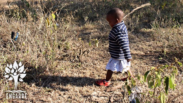 masajské dieťa v buši s odpadom