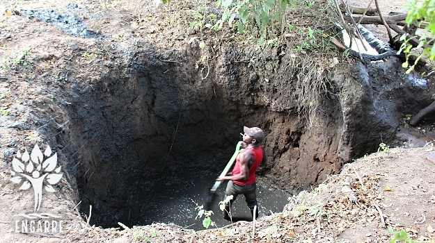 muž v tanzánii kope vodnú jamu