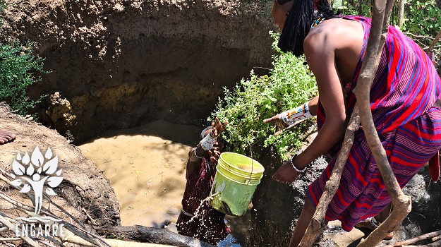 masaji hádžu vodu z vodnej jamy