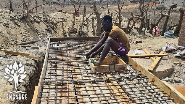 muž stavia vodnú nádrž v tanzánii